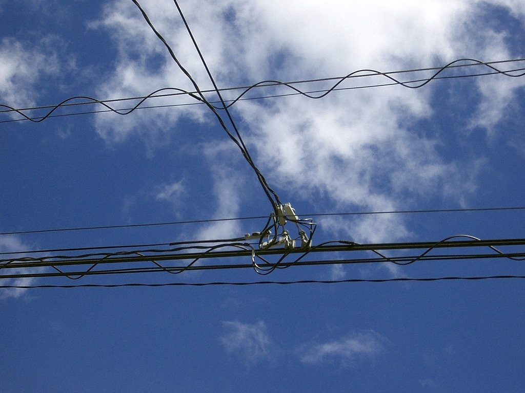 電線の向こうの【空】