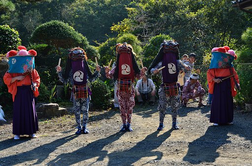 【逆光】竹平の獅子舞