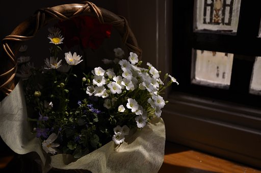 窓辺の花かご