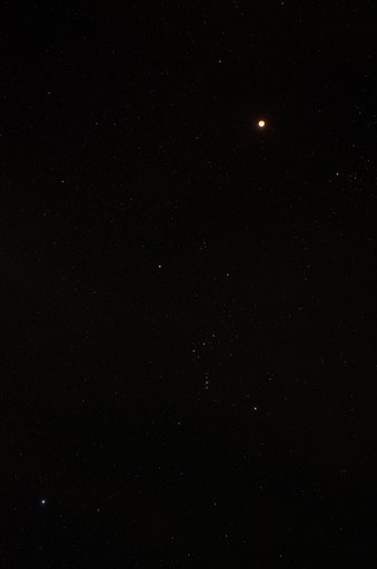 オリオン座と紅い月