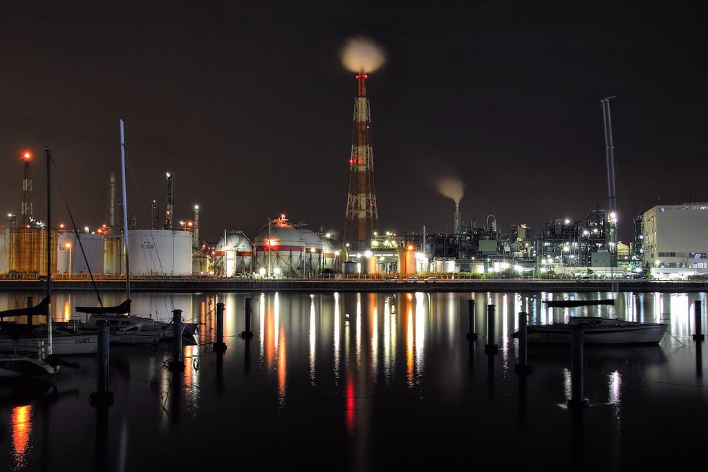 【逆光】　工場夜景中