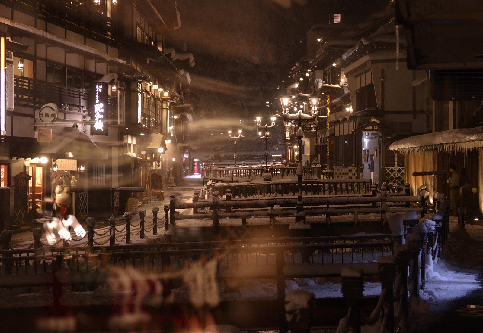 ガラス越しの銀山温泉
