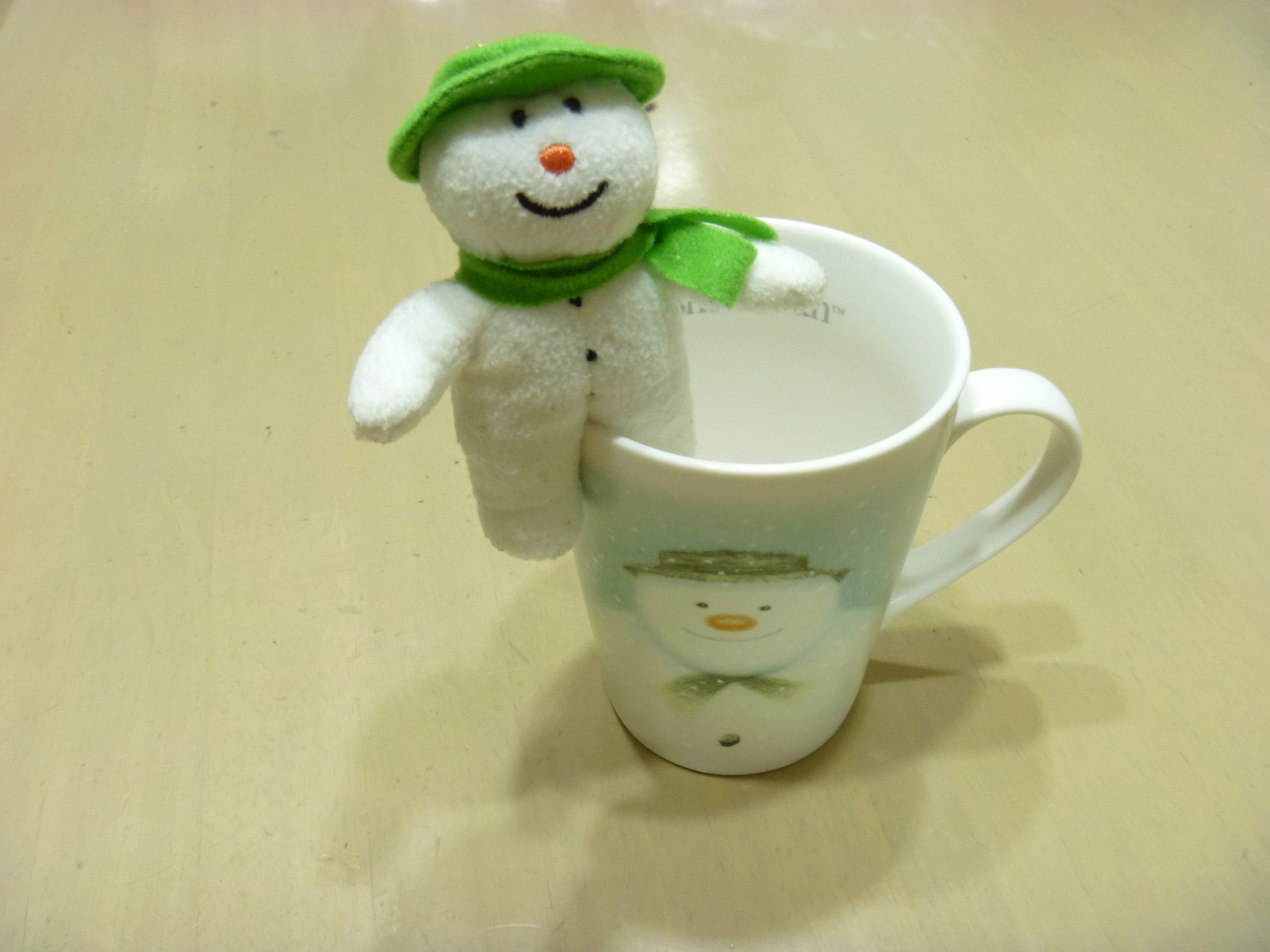 雪カップだるま