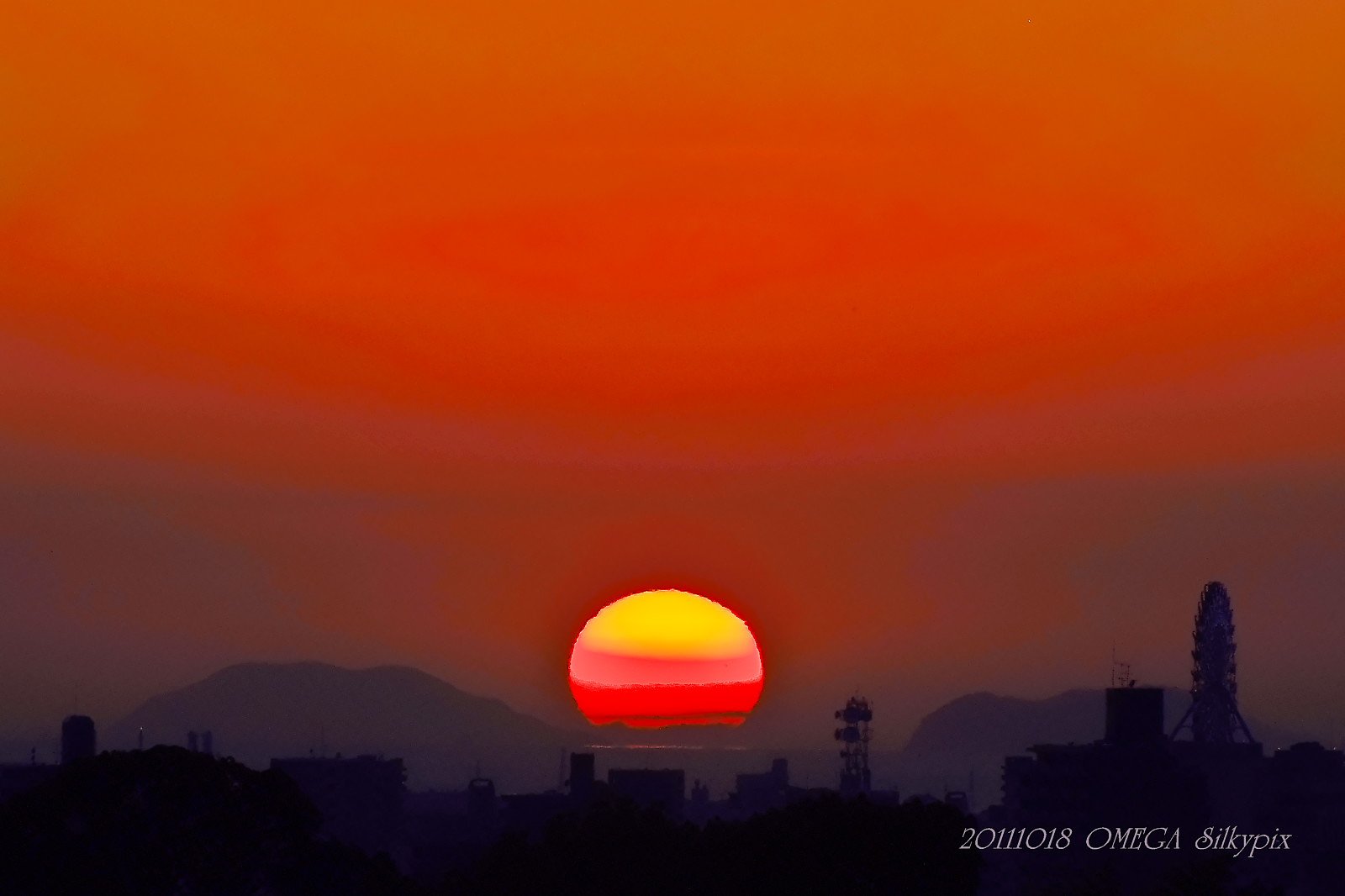市街からのだるま太陽　１０・１８