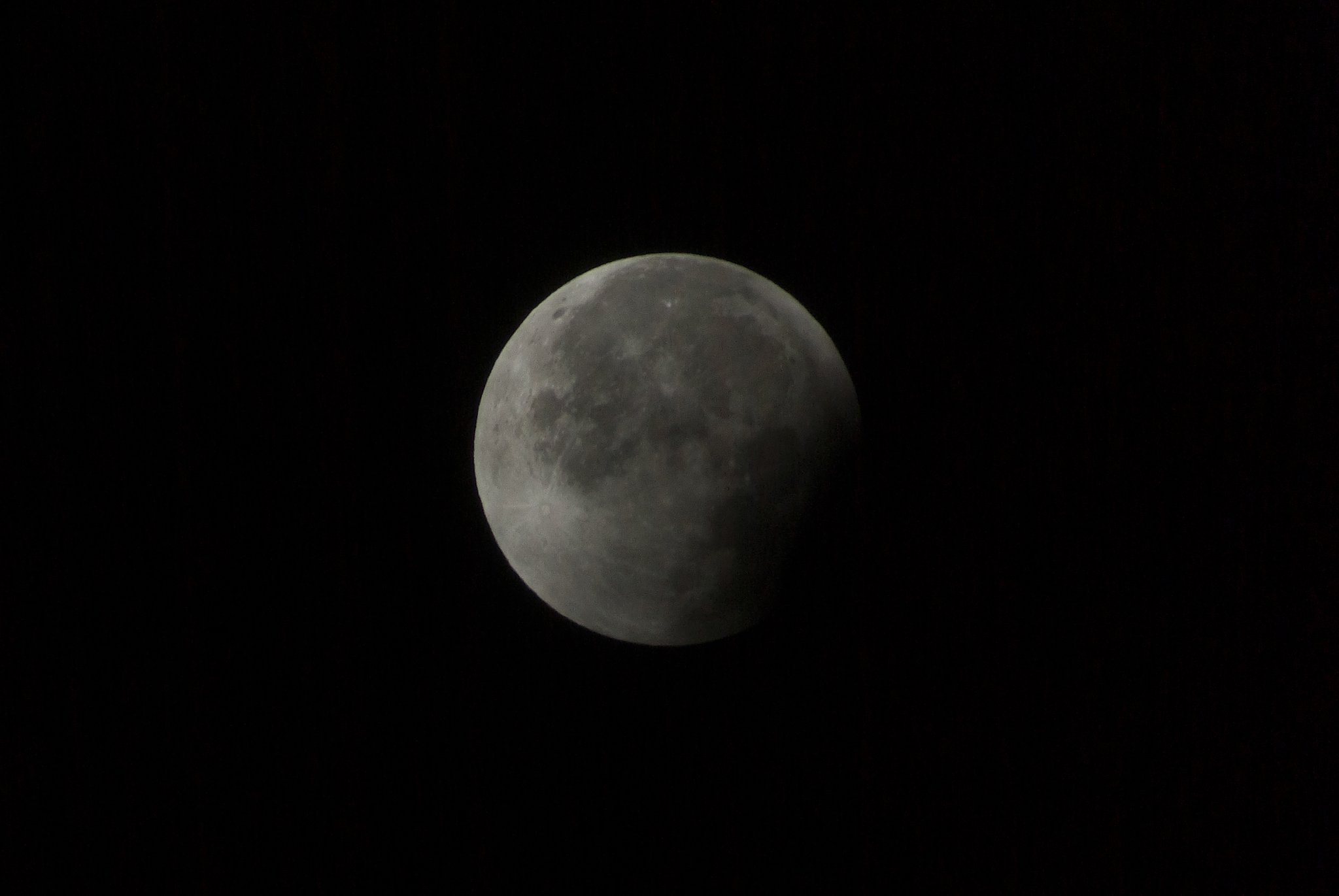 雲の切れ間のお月様。