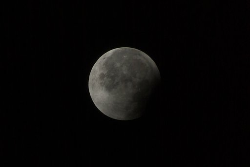 雲の切れ間のお月様。