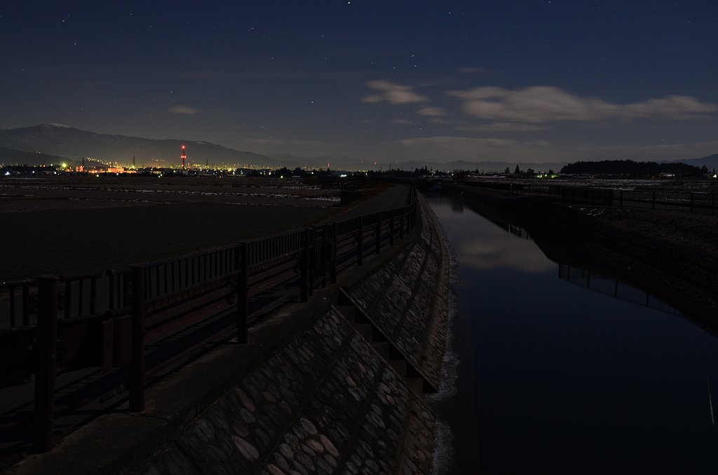 遠くの街と、夜の雲