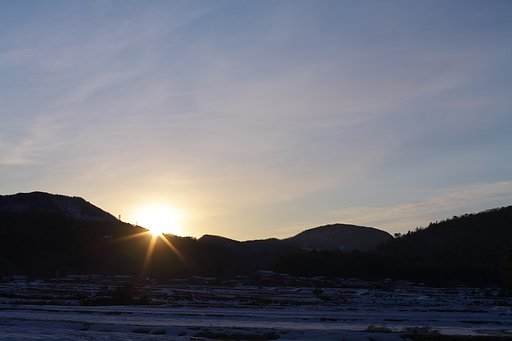 晴れの朝日の出。