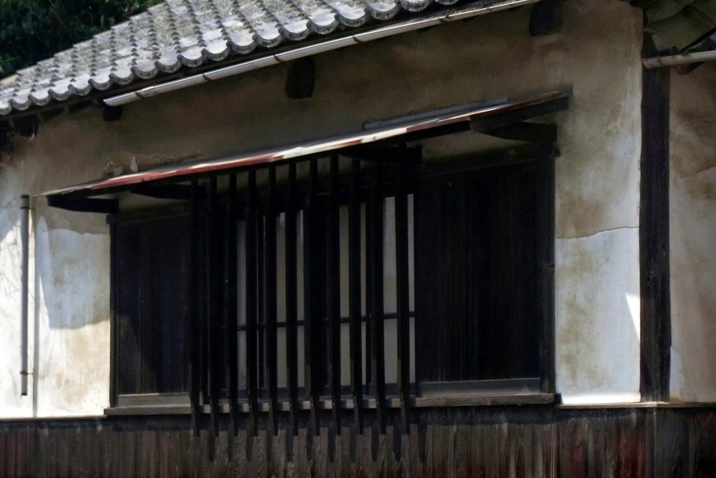 【わびさび】白壁に格子窓