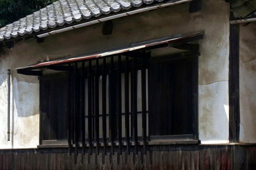 【わびさび】白壁に格子窓