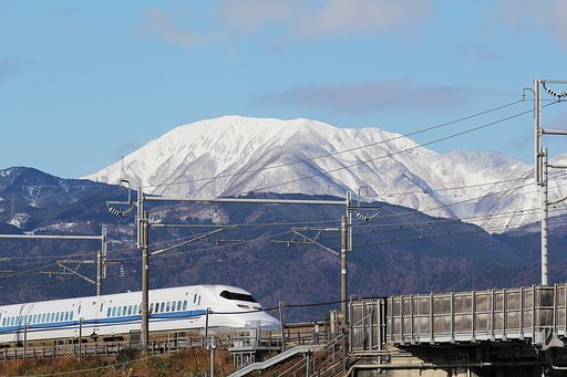 秀峰伊吹山を従えて
