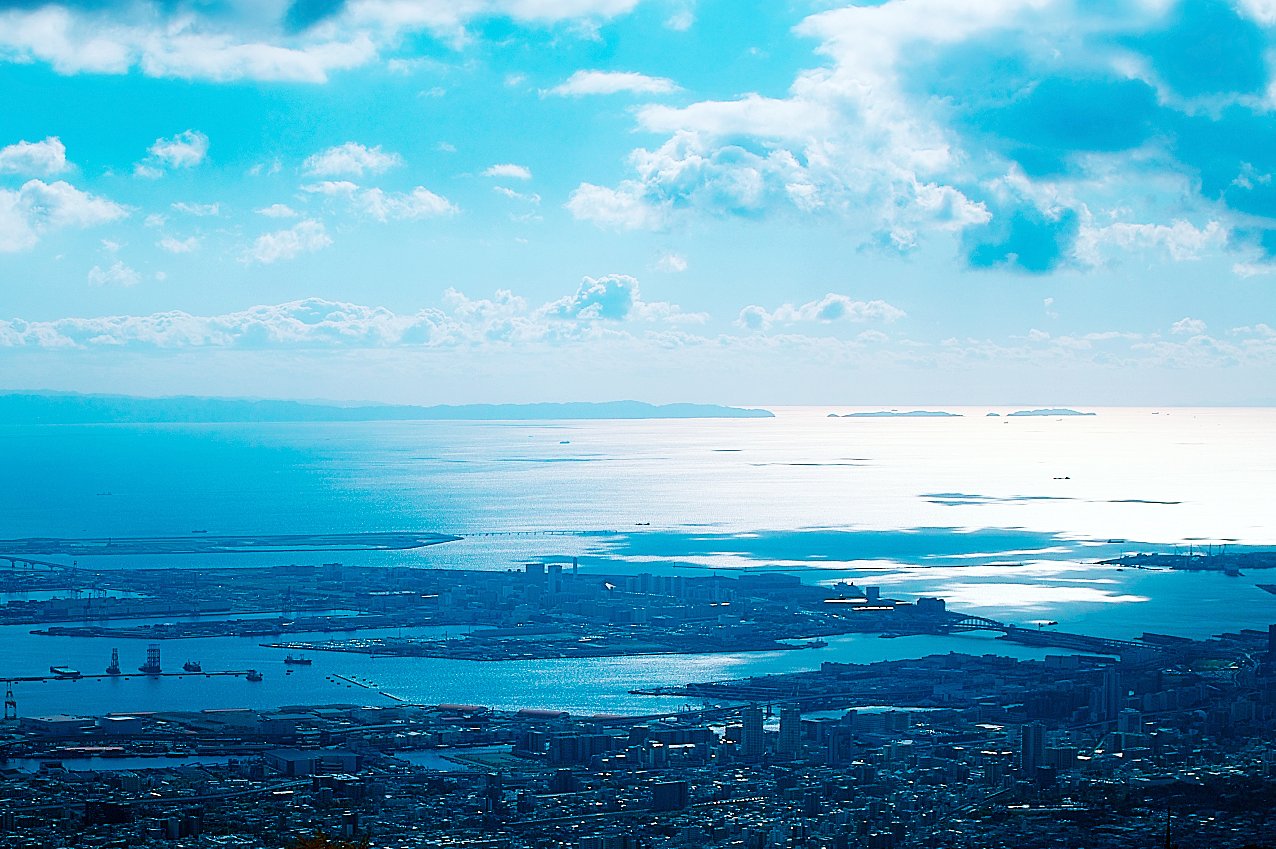 【逆光】　青い海
