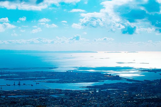 【逆光】　青い海