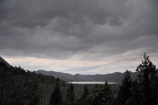 本栖湖にもうっすらと雪が