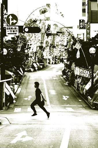 【縦撮り】　スキップする青年