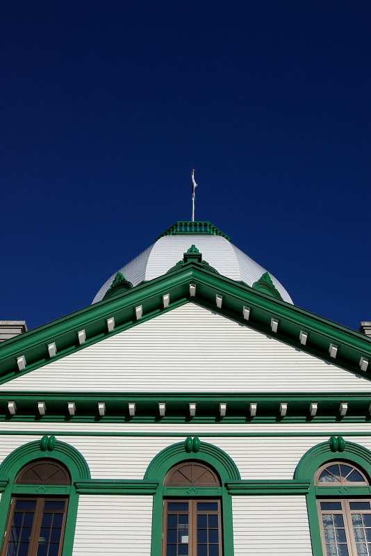 深い青空に白壁の建物