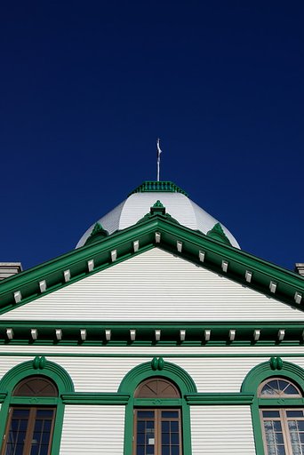 深い青空に白壁の建物