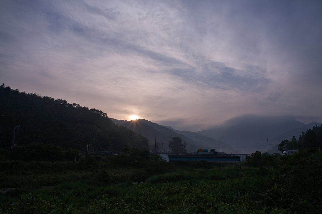 雲が多い朝日の出。