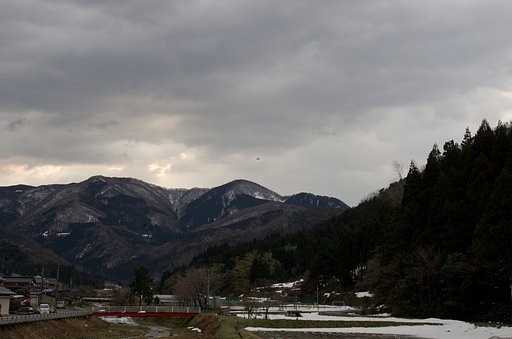 暗い雲に覆われた朝日の出の時間・・。
