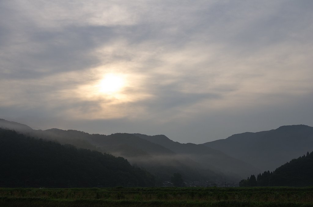 典型的梅雨空の朝。