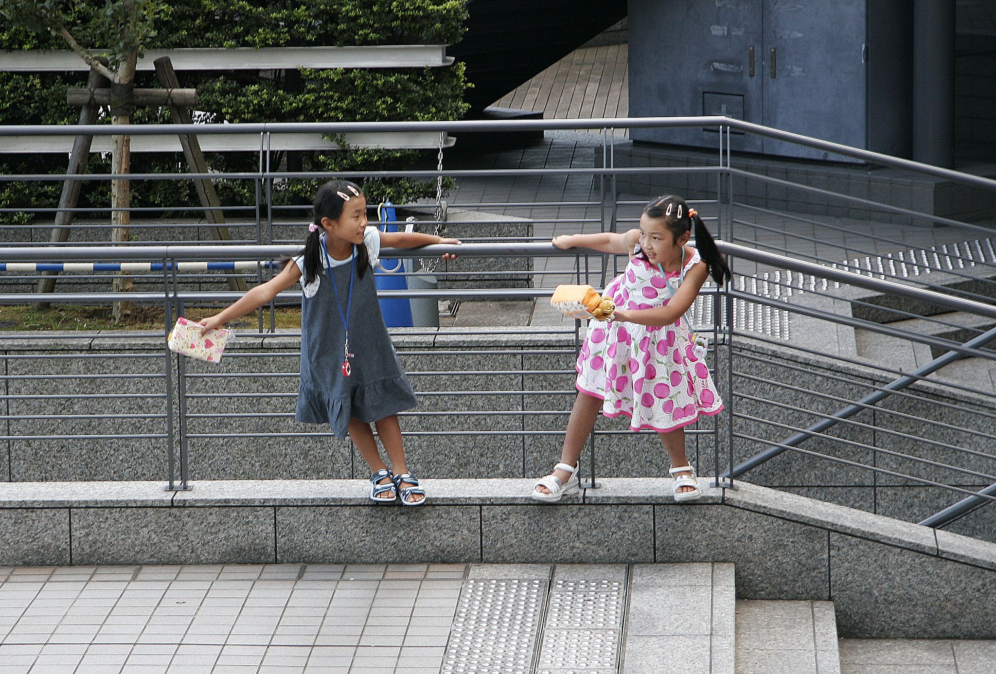 【子供】フェンスで遊ぶ