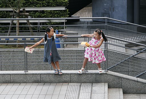 【子供】フェンスで遊ぶ