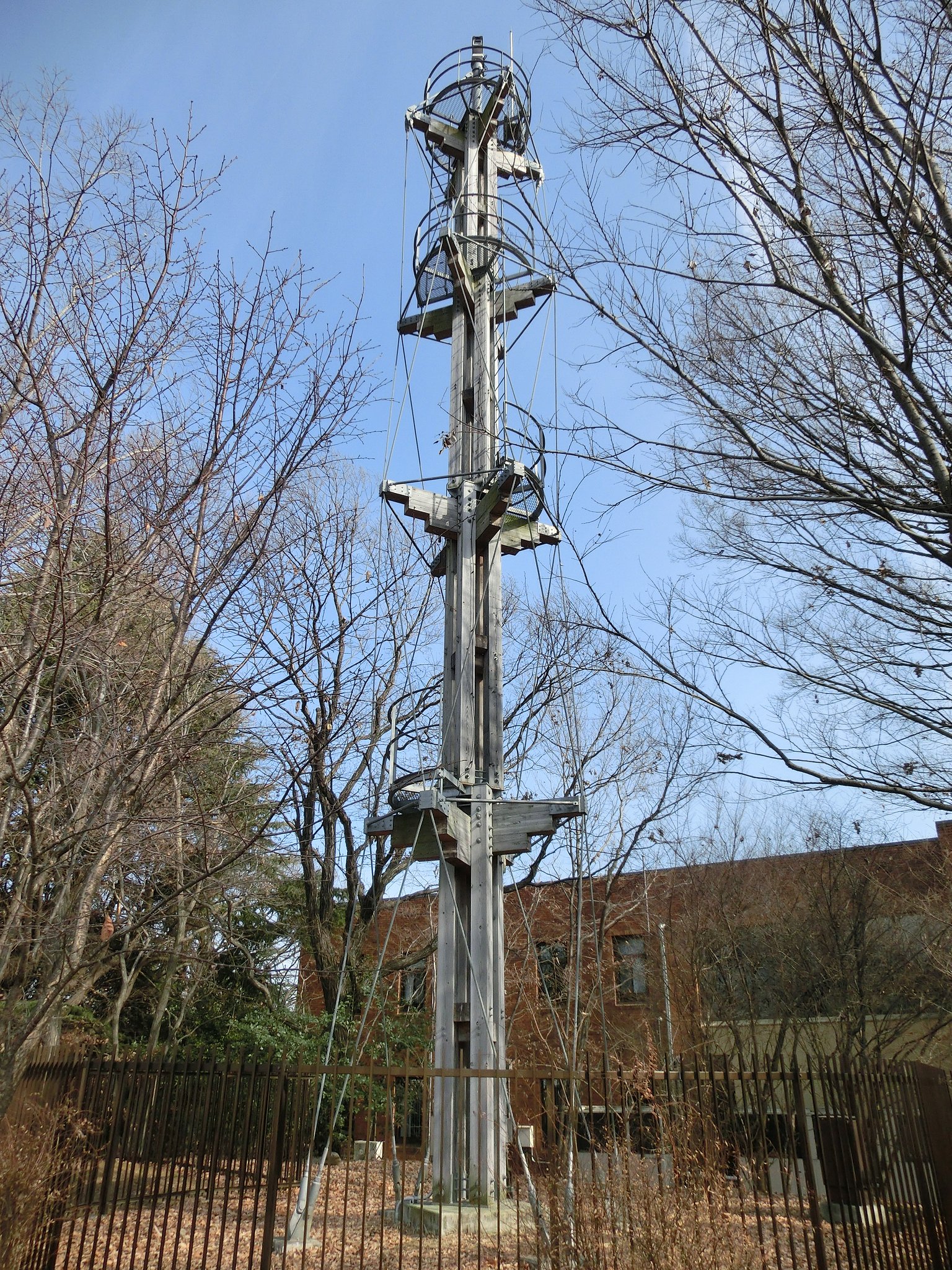 監視テレビカメラ塔