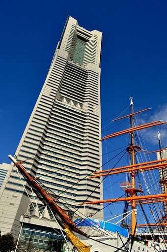 ランドマークタワーと日本丸