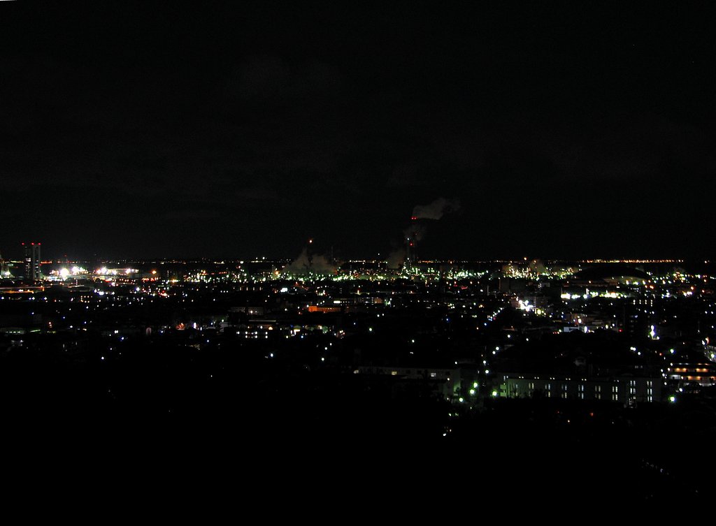 冬のコンビナートの夜景