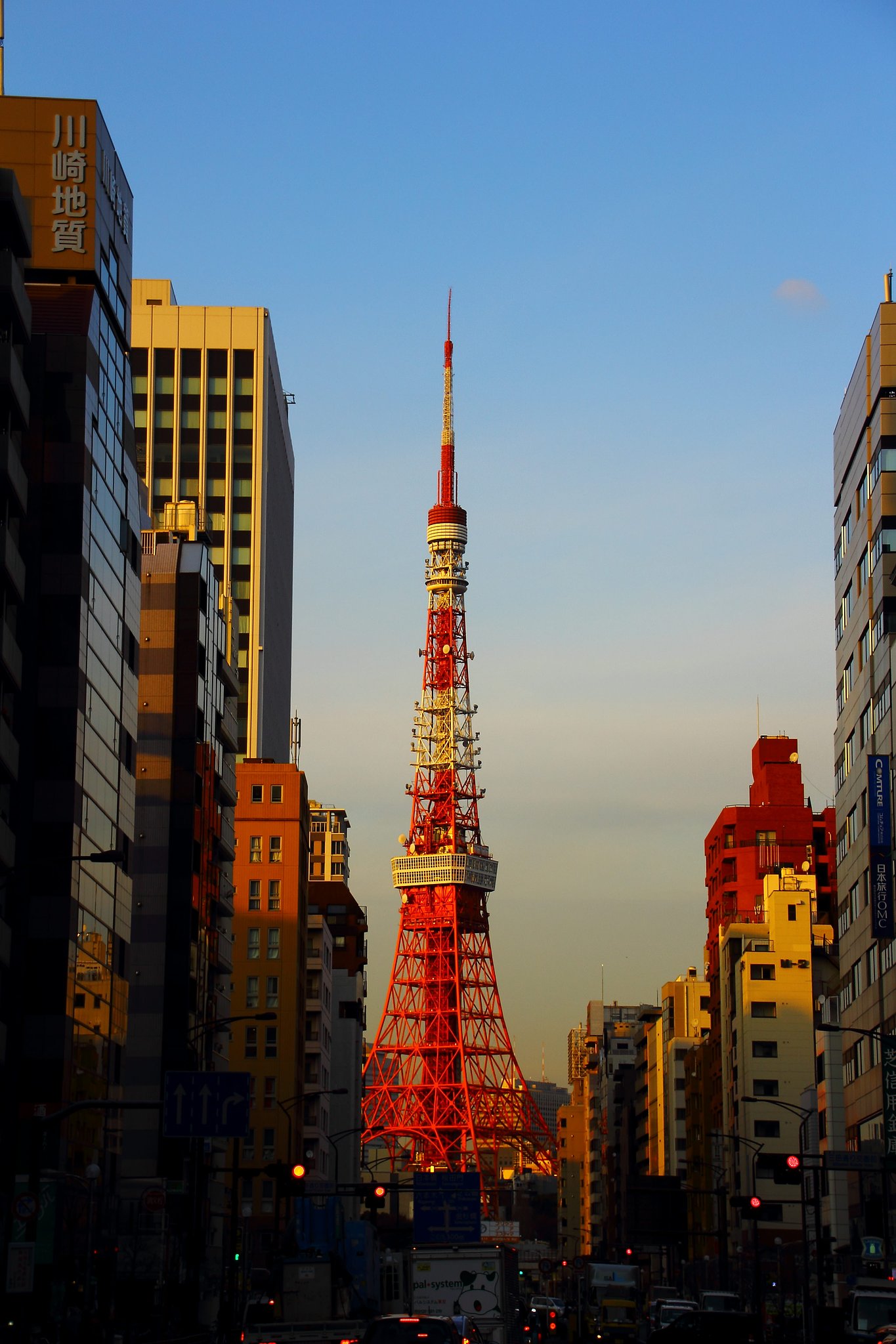 夕暮れ時の東京タワー