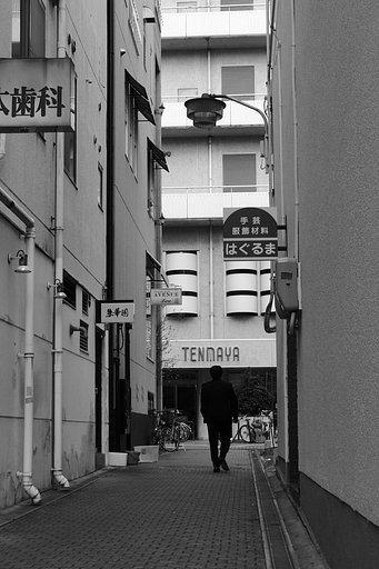 ビルの隙間【道】