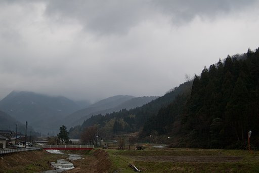 今朝の東の空は雨降りです。