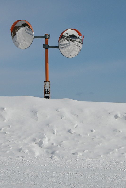 雪道にカーブミラー