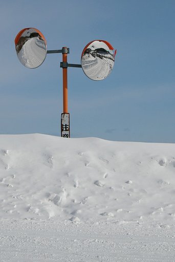 雪道にカーブミラー