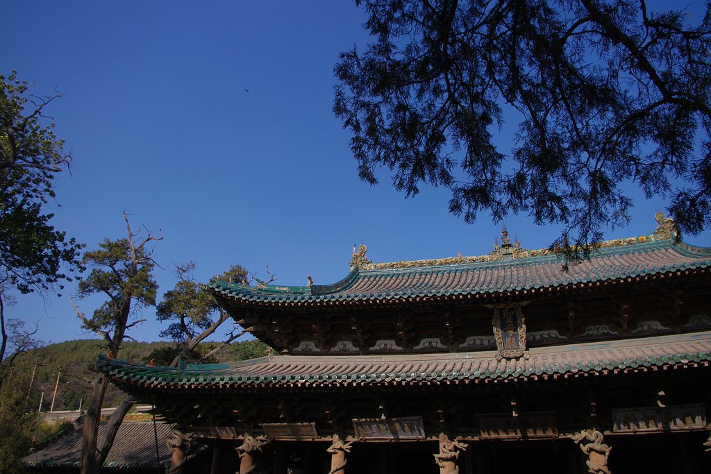 【空】も屋根も青かった