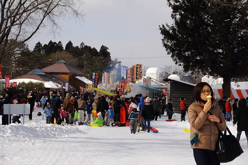 雪祭りの賑わい