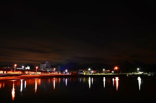 小さな漁港の夜