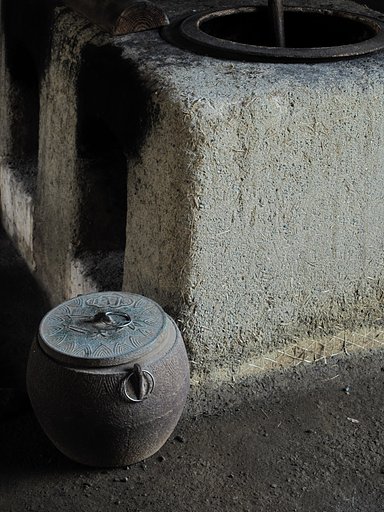釜戸と炭壷