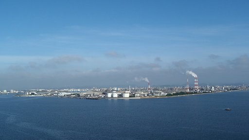 児島湾大橋から岡山市南区を望む