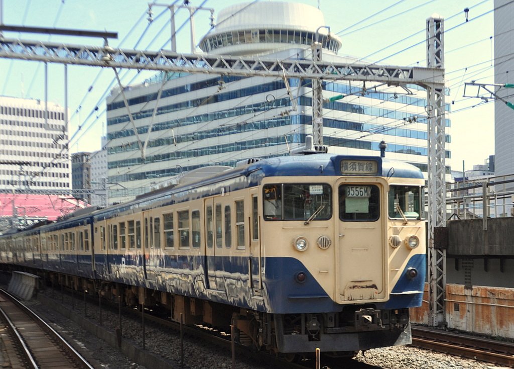 有楽町駅を通過する１１３系
