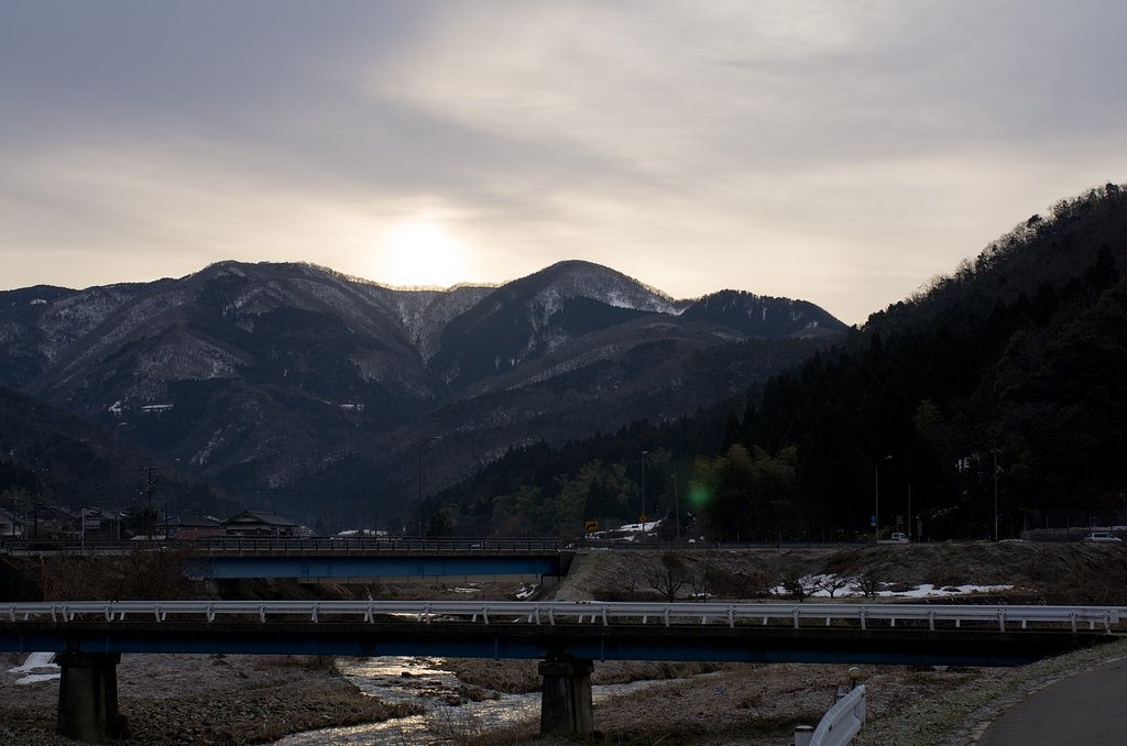 雲に覆われた朝日の出!