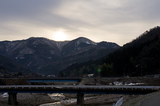 雲に覆われた朝日の出!