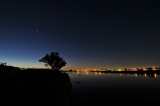 明けの明星昇る