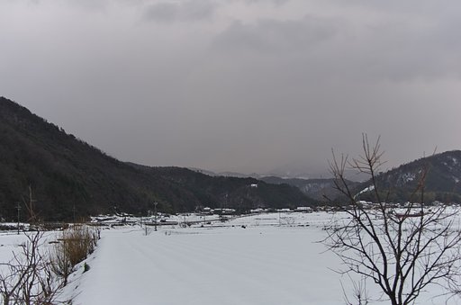 県境の高い山は雪降り・・