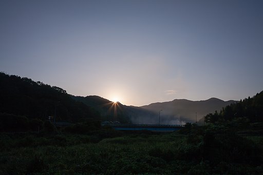 山の稜線からの朝日の出。