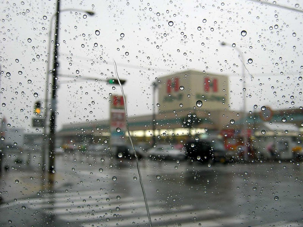 土砂降りの交差点