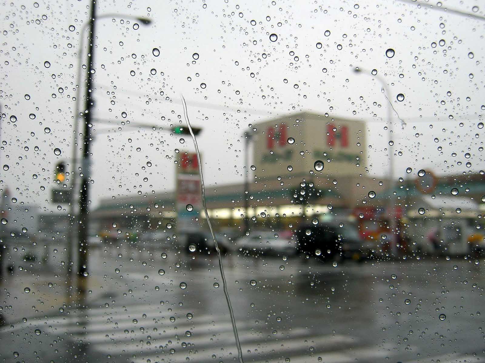 土砂降りの交差点