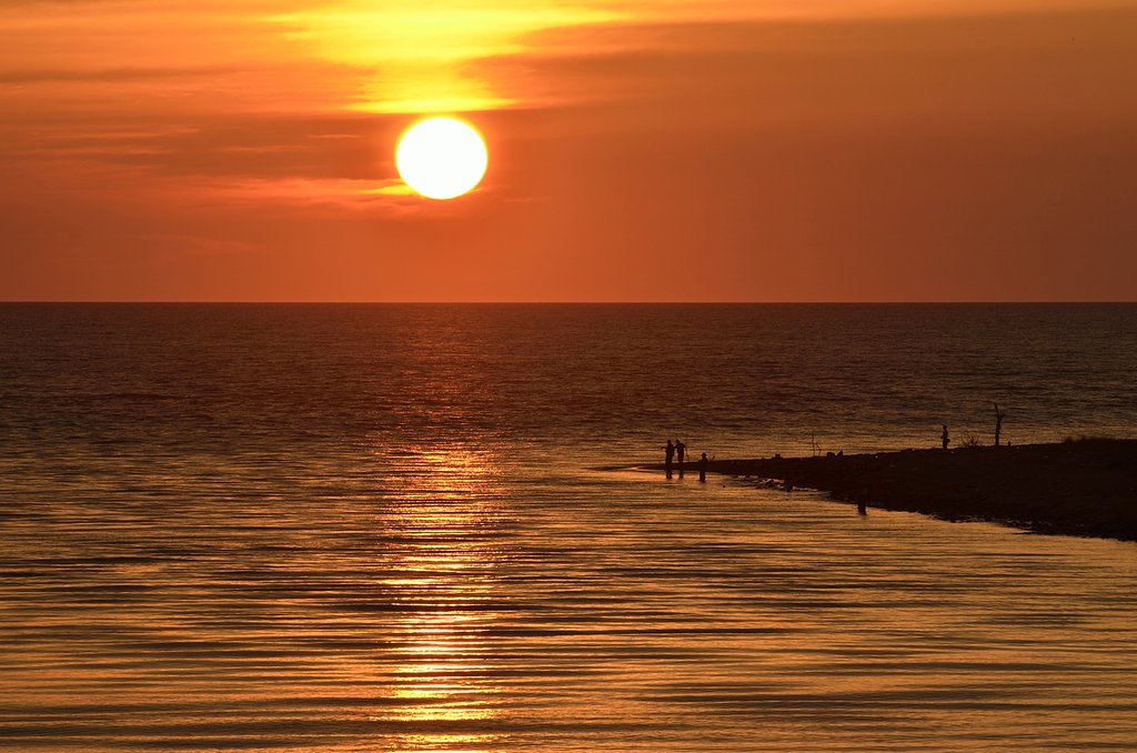 夕日と釣り人