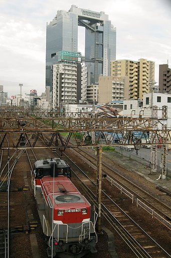 【縦撮り】夜明けの貨物線