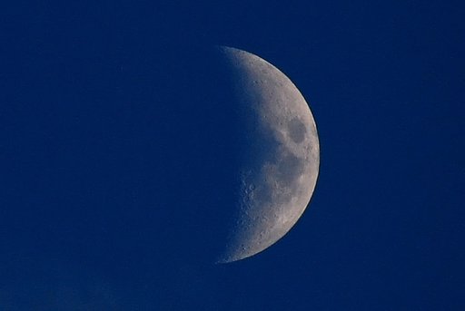 青空に浮かぶ六日月
